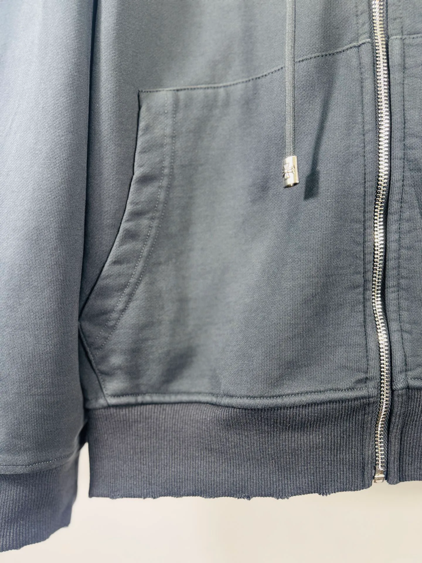 P380 top version, real shot without P, ​​different from market currency) 𝗖𝗵𝗿𝗼𝗺𝗲 𝗛𝗲𝗮𝗿𝘁𝘀/Cro Heart 2025 washed and burned flower patch embroidered autumn and winter new original single counter American patchwork 3D three-dimensional couple casual hooded cardigan sweatshirt 👑The highest version! Customized fabric 550g tripe terry fabric! American acid-washed and distressed original fabric, laser burning + leather embroidery, exquisite embroidery of letters! The best-selling model in the counter, very comfortable to wear. Accessories: original molded and authenticated collar label➕100% silk wash label. Genuine purchase-grade original hangtag➕matching hanging rope➕3D hanging beads➕original packaging bag. Craftsmanship: The original version has consistent wiring! The highest version of the armhole matching technique! Color: Gray Size: S M L XL Style No.: 6107
